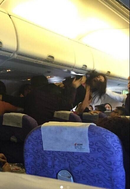 <b>重庆一航班--乘客在机上大打出手</b>