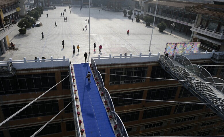 重庆22层高楼架人行天桥