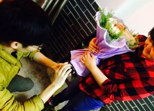 男子用“肉卷鲜花”向女友求婚成功