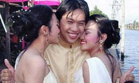 泰国男子把双胞胎姐妹娶回家