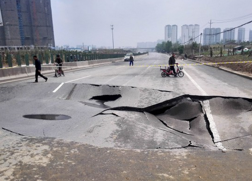 郑州回应公路被＂淋塌＂