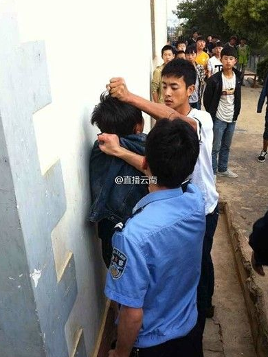 云南初中学生遭2名警察暴打