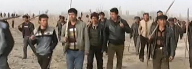 新疆上万农民骑马持农具搜山围捕暴恐分子