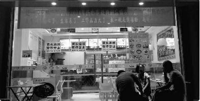 父母砸儿子的店 原因是逼婚