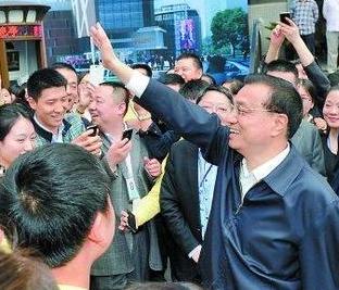 <b>李克强赴重庆考察提＂棒棒精神＂被赞亲民</b>