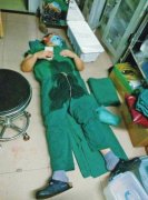 洛阳医生“手术室睡照” 感动网友