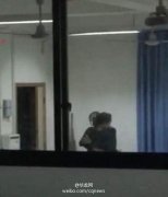 重庆：一中学男教师办公室亲吻搂抱女生 现已被