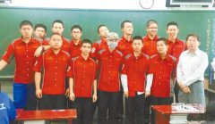 少年患癌化疗掉光头发 班上同学剃光头力挺