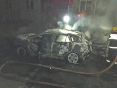男子没要到账开车连撞12车后 放火烧自己车